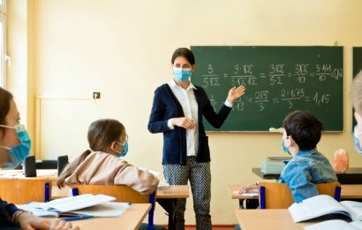 Vor mai putea preda profesorii nevaccinați?