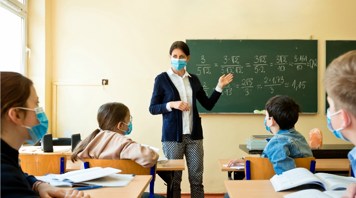 Vor mai putea preda profesorii nevaccinați?