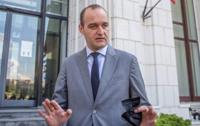 Îl critică dur pe Simion