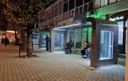 Continuă montarea stațiilor pentru transportul în comun din Târgu Jiu! 
