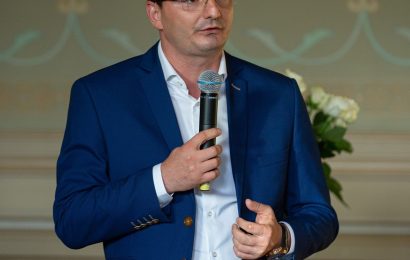 “Păstrez un dialog constant cu mediul de afaceri și cu consultanți”