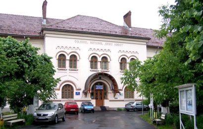 Târgu Jiu: Eleve de la Colegiul Național Spiru Haret, luate cu ambulanța! 
