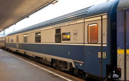 S-a urcat pe tren și s-a electrocutat!
