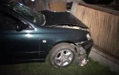 Șoferiță ghinionistă! A intrat cu mașina într-un gard