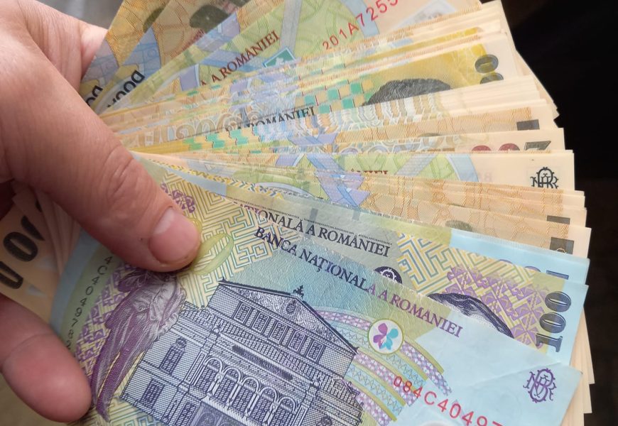 Este mulțumit de salariul pe care îl primește Este mulțumit de salariul pe care îl primește