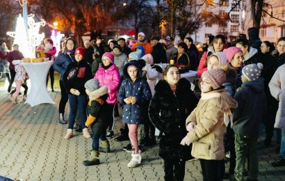 Au împodobit bradul în Debarcader!