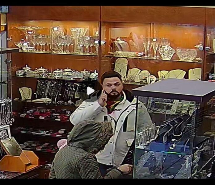 A furat dintr-o bijuterie din Târgu Jiu! A furat dintr-o bijuterie din municipiul Târgu Jiu. Este vorba despre un barbat care și-a umplut buzunarele cu bijuterii din argint si a cam uitat să “plătească”. Acesta este căutat de polițiști. ”La data de 10 ianuarie a.c., polițiști din cadrul Poliției Municipiului Târgu Jiu au fost sesizați de un bărbat de 59 de ani, din localitate, administrator al unei societăți comerciale, cu sediul în Târgu Jiu, despre faptul că, persoane necunoscute ar fi sustras mai multe bijuterii din argint care erau expuse la vânzare pe tejgheaua din incinta societății, prejudiciul cauzat urmând a se stabili ulterior. În cauză s-a întocmit dosar penal sub aspectul săvârșirii infracțiunii de furt” informează Inspectoratul Poliției Gorj. A furat dintr-o bijuterie din Târgu Jiu! A furat dintr-o bijuterie din municipiul Târgu Jiu. Este vorba despre un barbat care și-a umplut buzunarele cu bijuterii din argint si a cam uitat să “plătească”. Acesta este căutat de polițiști. ”La data de 10 ianuarie a.c., polițiști din cadrul Poliției Municipiului Târgu Jiu au fost sesizați de un bărbat de 59 de ani, din localitate, administrator al unei societăți comerciale, cu sediul în Târgu Jiu, despre faptul că, persoane necunoscute ar fi sustras mai multe bijuterii din argint care erau expuse la vânzare pe tejgheaua din incinta societății, prejudiciul cauzat urmând a se stabili ulterior. În cauză s-a întocmit dosar penal sub aspectul săvârșirii infracțiunii de furt” informează Inspectoratul Poliției Gorj.
