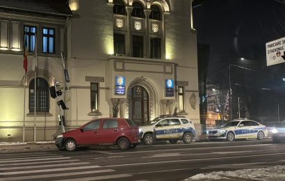 A lovit cu mașina semaforul din fața Primăriei! 