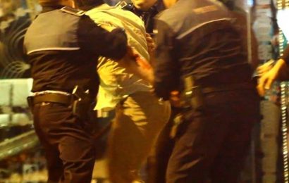 A dărâmat un raft cu băuturi si a făcut scandal! 