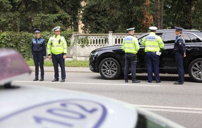 A lovit polițistul care i-a făcut semn să oprească! 