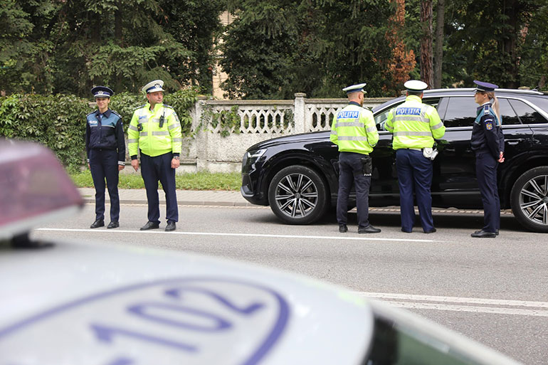 A lovit polițistul care i-a făcut semn să oprească! 