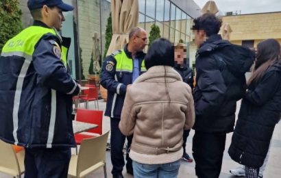 În loc să fie la școală, erau la restaurante! 