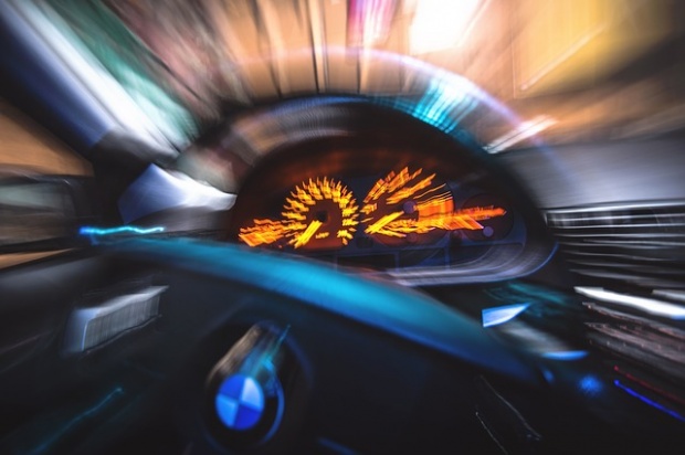 Conducea cu o viteză de peste 120 km/oră! Conducea cu o viteză de peste 120 km/oră!