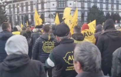 Protest de amploare organizat de AUR Gorj! Lumânări aprinse în fața sediului PSD Gorj! 