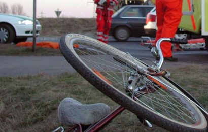 Gorjean pe bicicletă, lovit de mașină! 