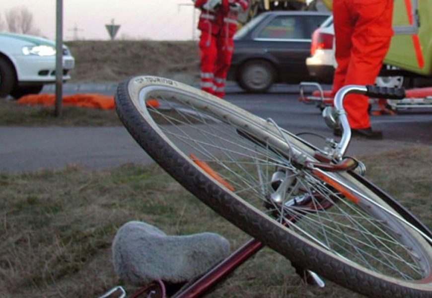 Gorjean pe bicicletă, lovit de mașină! 