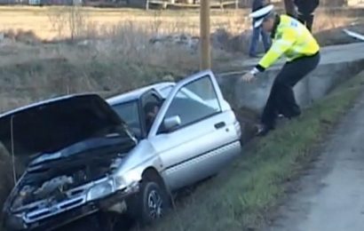 A încercat să evite un animal și a intrat cu mașina într-un șanț! A încercat să evite un animal și a intrat cu mașina într-un șanț! Este vorba de o tânără 20 de ani care a ajuns la spital, după ce a ajuns cu mașina în șanț! Evenimentul rutier a avut loc la începutul weekendului după ce tânăra din orașul Novaci a intrat cu mașina într-un șanț, situat pe marginea DJ-665D-Sitești, după ce a încercat să evite impactul cu un animal. „La data de 9 februarie 2024, polițiști din cadrul Poliției Orașului Novaci au fost sesizați cu privire la producerea unui eveniment rutier pe DJ-665D-Sitești. Din primele verificări efectuate de polițiștii ajunși la fața locului, a reieșit faptul că, o femeie, în vârstă de 20 de ani, din Novaci, în timp ce conducea un autoturism din direcția orașului Novaci către Bumbești Pițic, în încercarea de a evita un animal aflat pe partea carosabilă, a părăsit sensul de mers, intrând într-un șant situat pe partea stângă a drumului. În urma accidentului a rezultat rănirea femeii, care a avut nevoie de îngrijiri medicale.În cauză, polițiștii au întocmit dosar de cercetare penală, sub aspectul săvârșirii infracțiunii de vătămare corporală din culpă”.