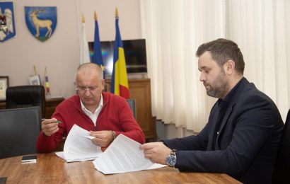 A fost semnat contractul pentru furnizarea a 27 de microbuze electrice pentru elevii gorjeni ! 