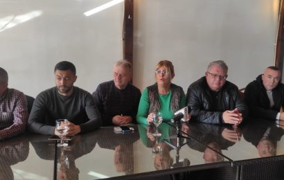 Anuntați prin telefon că au fost demiși în bloc!