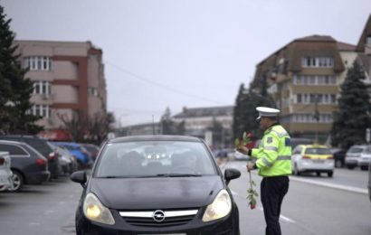 Flori pentru doamnele și domnișoarele din Târgu Jiu!