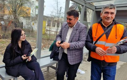 Târgu Jiu: Flori pentru doamnele care au călătorit astăzi cu troleul!