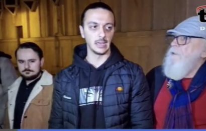 Manifestare emoționantă în fața teatrului din Târgu Jiu! 