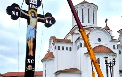 Motru: Cruce de peste zece metri, montată în curtea unei biserici!