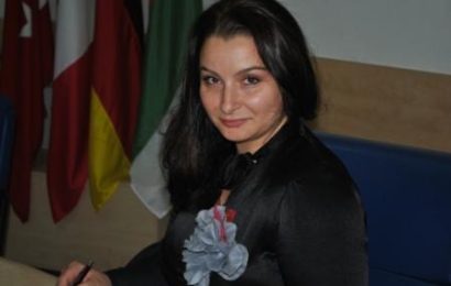 Amenință cu plângeri persoanele care au prostestat în fața Teatrului din Târgu Jiu!