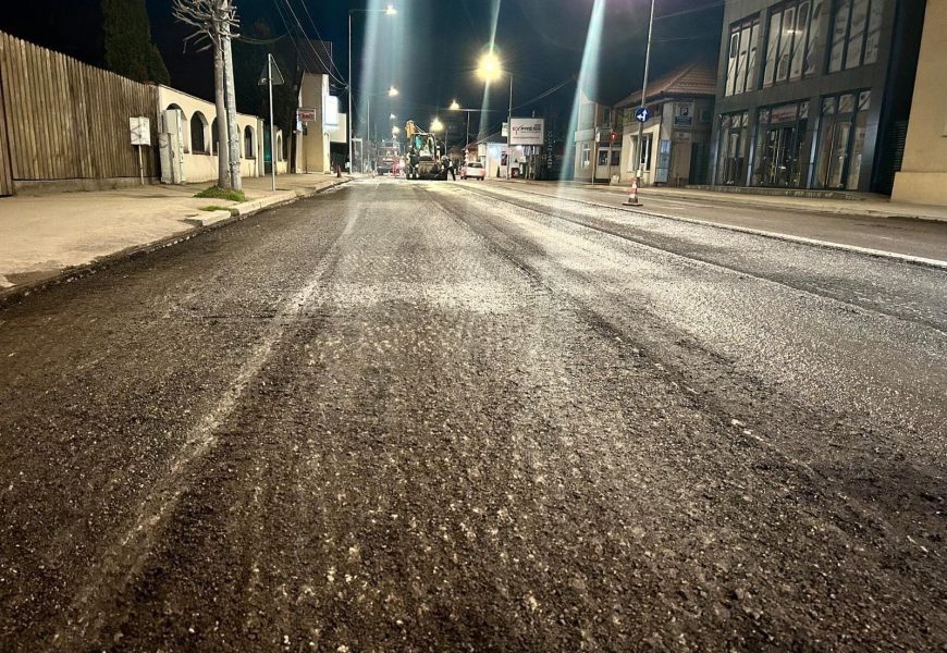 A început asfaltarea pe strada Victoriei din Târgu Jiu! A început asfaltarea pe strada Victoriei din Târgu Jiu!