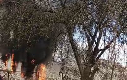 Panică în Târgu Jiu! Incendiu de vegetație extins la o casă! 