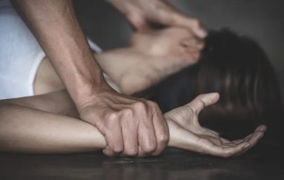 A venit să-i repare centrala și a vrut să o VIOLEZE!