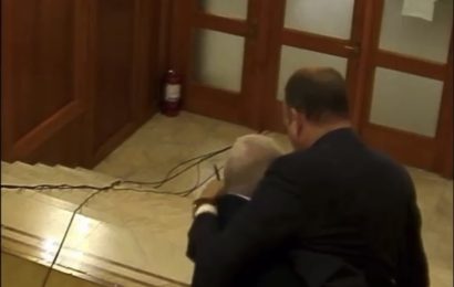 VIDEO: Deputatul VÎLCEANU MUȘCĂ un coleg parlamentar de nas! Îl ia la bătaie! 