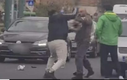 S-au luat la bătaie în mijlocul străzii! 