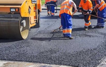 Asfaltări pe o stradă din Târgu Jiu