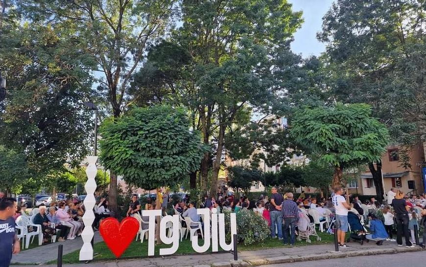 Activitatea “Film în parc” pentru târgujieni, are succes! Activitatea “Film în parc” pentru târgujieni, are succes!