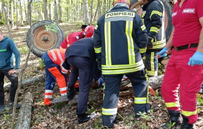 Grav rănit după ce a picat tractorul peste el