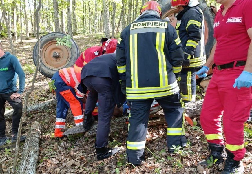 Grav rănit după ce a picat tractorul peste el