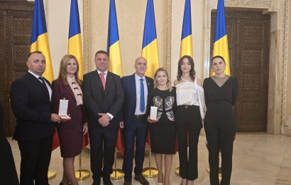Iohannis a premiat două unități de învățământ din Gorj