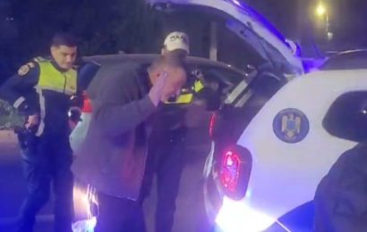 Rupt de beat a intrat cu mașina într-un troleibuz și a luat la bătaie un jurnalist! 