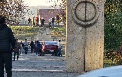 A intrat cu mașina în Parcul Central A intrat cu mașina în Parcul Central