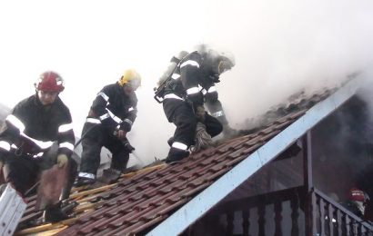 A luat foc acoperișul unei case din Peștișani
