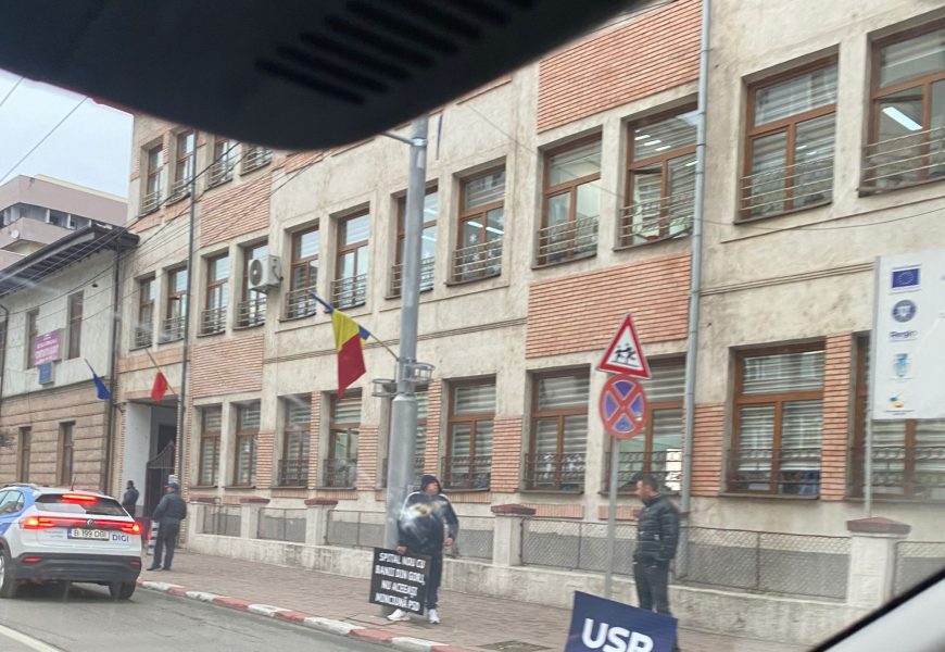 Protest în Târgu Jiu după ce CCR a decis renumărarea voturilor Protest în Târgu Jiu după ce CCR a decis renumărarea voturilor