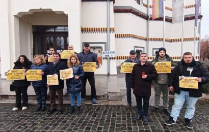 Au protestat după ce CCR a anulat alegerile 