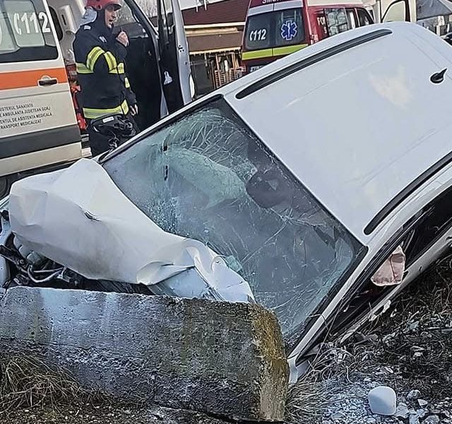 A lovit un cap de pod! Trei tineri au ajuns la spital A lovit un cap de pod! Trei tineri au ajuns la spital