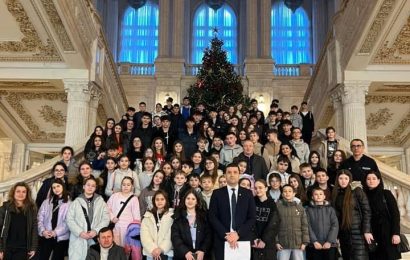 Mai mulți elevi din Gorj au mers în vizită la Parlamentul României 