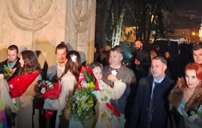 Se căsătoresc în noaptea de Revelion 