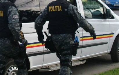 S-a trezit cu mascații la poartă