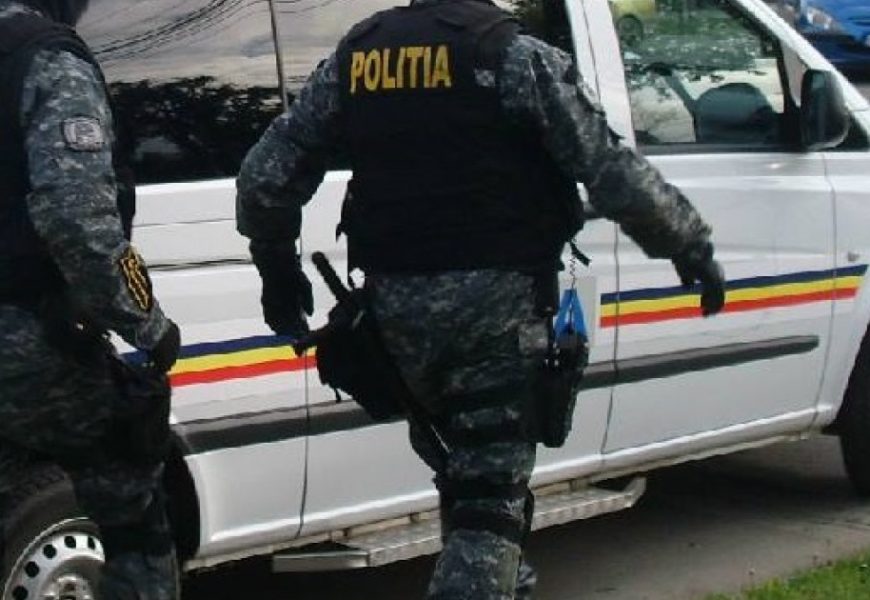 S-a trezit cu mascații la poartă