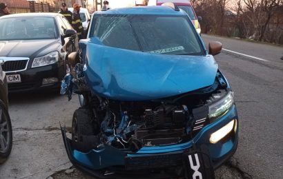 Accident între un camion și un autoturism 