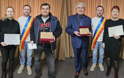 Familii din Rovinari premiate de edilul orașului 